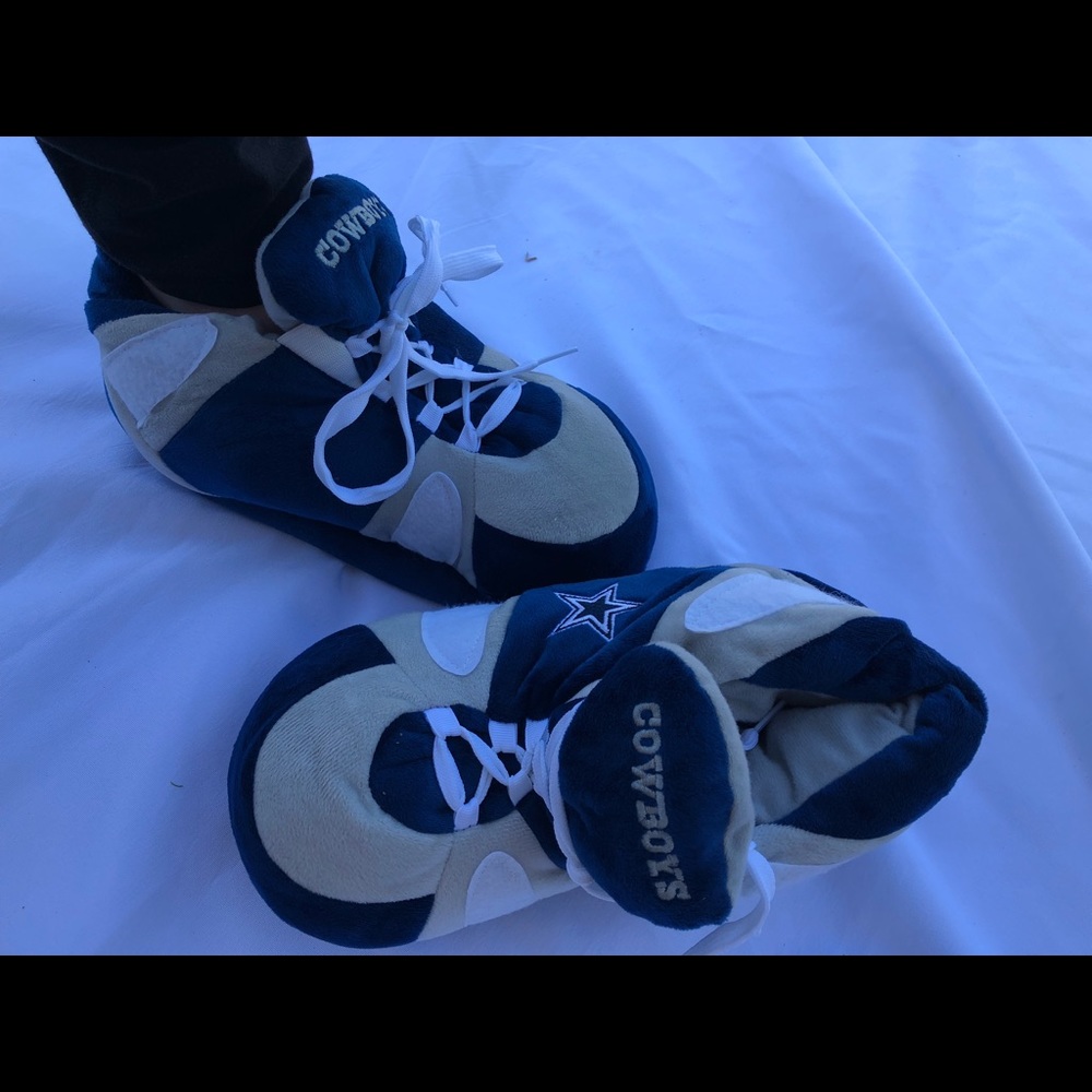Plush Dallas Cowboy’s slippers